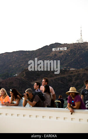 Als Touristen das Stadtbild von Los Angeles anzeigen, ist das Hollywood-Zeichen-Wahrzeichen von Griffith Observatory angesehen. Stockfoto