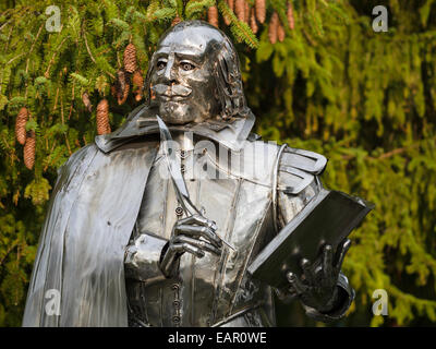 Shakespeare im Park direkt. Eine glänzende Metall-Statue von William Shakespeare steht im Park in der Nähe von Festspielhaus. Stockfoto