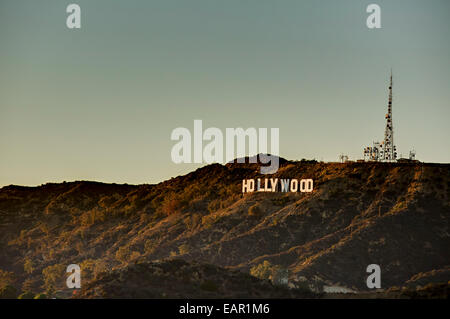 Das Hollywood-Zeichen-Wahrzeichen wird von Griffith Observatory in Los Angeles, Kalifornien und in der Abenddämmerung betrachtet. Stockfoto