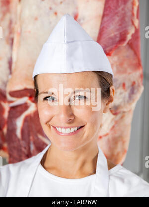 Zuversichtlich, dass Frau Metzger lächelnd im Shop Stockfoto