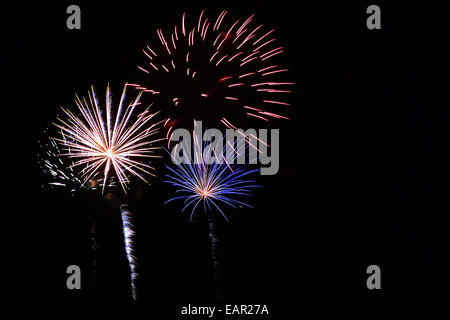 Bunten Feuerwerk am Nachthimmel Stockfoto