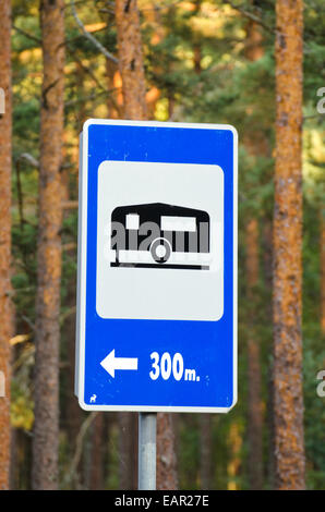 Camping und Zelt setzen Sie Zeichen in Resort Wald in der Nähe von Straße Stockfoto