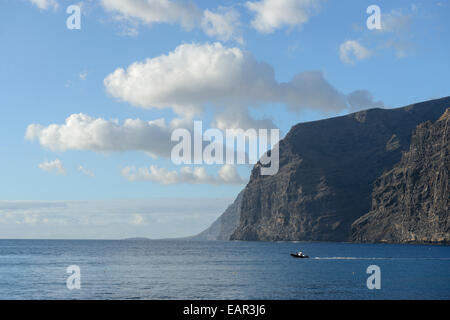 Blick auf Gigantes Klippen und Meer vom Strand Playa de Los Guios in Los Gigantes, Teneriffa, Kanarische Inseln, Spanien. Stockfoto