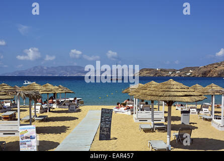 Mylopotas, eine organisierte und beliebteste Strand, bekannt für seine Beach-Parties, in Insel Ios, Kykladen, Griechenland Stockfoto