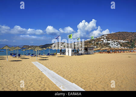 Mylopotas, eine organisierte und beliebteste Strand, bekannt für seine Beach-Parties, in Insel Ios, Kykladen, Griechenland Stockfoto