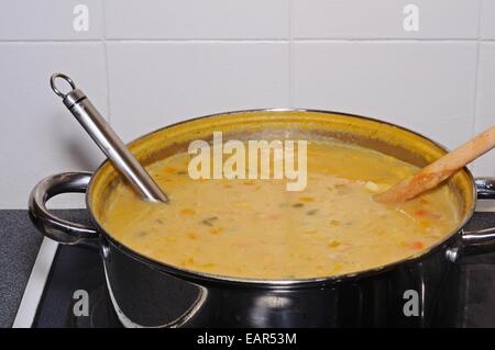 Chowder Fischsuppe mit geräuchertem Schellfisch, Kabeljau, Lachs und Gemüse gekocht in Großserien. Stockfoto