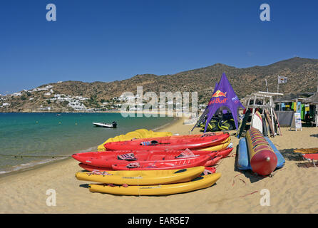 Wassersport auf Mylopotas Bay, eine organisierte und beliebtesten Strand, bekannt für seinen Strandpartys, in Ios Insel Cyclades, griechischen Stockfoto