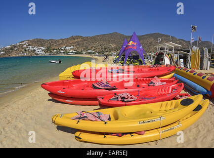 Wassersport auf Mylopotas Bay, eine organisierte und beliebtesten Strand, bekannt für seinen Strandpartys, in Ios Insel Cyclades, griechischen Stockfoto