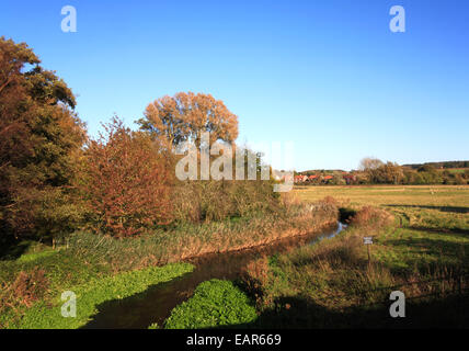 Ein Blick auf den Fluss Glaven und Glaven Tal am Wiveton, Norfolk, England, Vereinigtes Königreich. Stockfoto