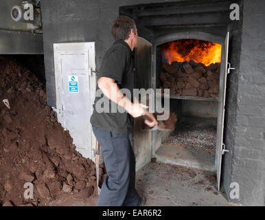 Torf Ofen Brennofen bei Laphroaig Destillerie Islay Schottland Stockfoto