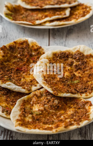 Lahmacun, hausgemachte traditionellen türkische Pizza auf hölzernen weißen Hintergrund Stockfoto