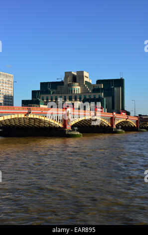 MI6 Building, 85 Albert Embankment, Vauxhall, Lambeth, London, Vereinigtes Königreich Stockfoto