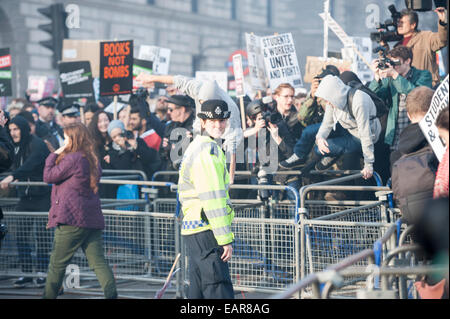 Parliament Square, London, UK. 19. November 2014. Tausende von Studentendemonstranten stürmen die Metall Barrieren in Parliament Square trotz einer großen Polizeipräsenz im Rahmen ihrer nationalen Demonstration gegen Kürzungen der Bildung, Studiengebühren und Schulden. Die Zäune wurden zum Zeitpunkt der Occupy-Protest vor wenigen Wochen errichtet. Bildnachweis: Lee Thomas/Alamy Live-Nachrichten Stockfoto