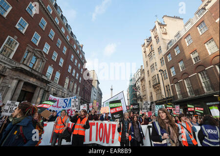 Whitehall, London, UK. 19. November 2014. Tausende von protestierenden Studenten machen ihren Weg nach unten Whitehall im Zentrum von London. Die Demonstration gegen Studiengebühren, Bildung Kürzungen und Schulden gelangte schließlich Parliament Square. Bildnachweis: Lee Thomas/Alamy Live-Nachrichten Stockfoto