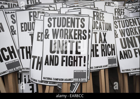 London, London, UK. 19. November 2014. Protest-Plakate werden gestapelt, bereit für Tausende von Studenten marschieren durch die Londoner gegen Studiengebühren, Bildung Kürzungen und Verschuldung zu demonstrieren. © Lee Thomas/ZUMA Draht/Alamy Live-Nachrichten Stockfoto