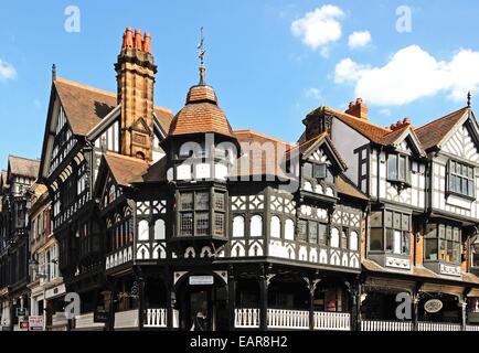 Die Zeilen-Geschäfte an der Ecke der Eastgate Street und Bridge Street, Chester, Cheshire, England, Vereinigtes Königreich, West-Europa. Stockfoto
