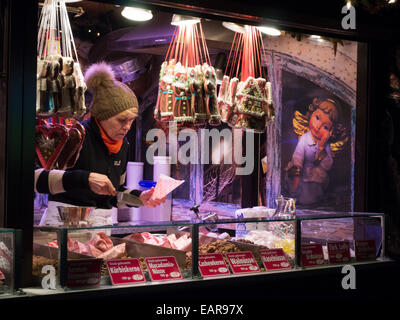 Verkauf von Lebkuchen auf einem Weihnachtsmarkt in Stuttgart, Deutschland Stockfoto