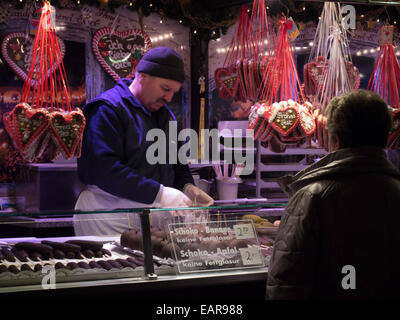 Verkauf von Lebkuchen auf einem Weihnachtsmarkt in Stuttgart, Deutschland Stockfoto