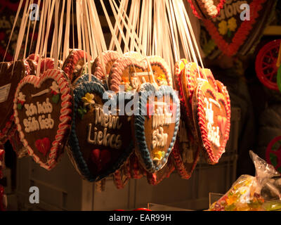 Lebkuchen hängen am Christkindlmarkt (Weihnachtsmarkt) in Stuttgart, Deutschland Stockfoto