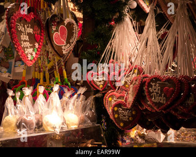 Lebkuchen hängen am Christkindlmarkt (Weihnachtsmarkt) in Stuttgart, Deutschland Stockfoto