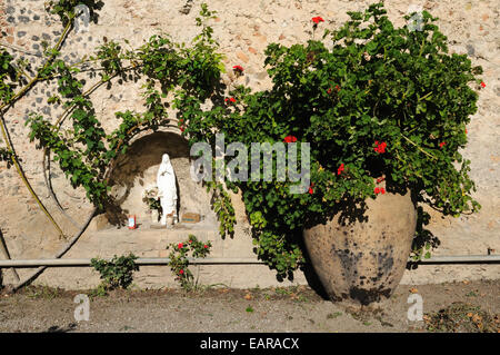 Kleiner Schrein in der Wand des Nelsons Burg Bronte Ätna Sizilien Italien Stockfoto