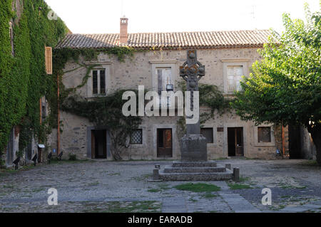 Lava Steinkreuz errichtet zur Erinnerung an Horatio Nelson im Hof des Nelsons Burg Bronte Ätna Sizilien Italien Stockfoto