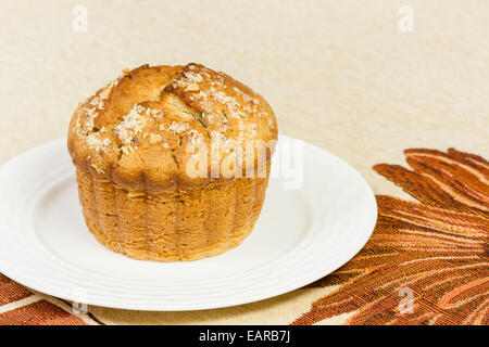 Eine Nahaufnahme Bild des köstlichen, hausgemachten, feucht, frisch gebacken, Walnuss Bananen Muffin auf einer Platte anrichten. Stockfoto