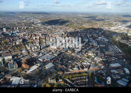 Eine Luftaufnahme aus dem Highfield Sheffield in Richtung Stadtzentrum suchen. Stockfoto