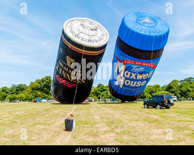 Geformt wie ein Guinness Bier Heißluftballon kann mit einem Handler einstweilige Verfügung es mit einem Seil während der inflation Stockfoto