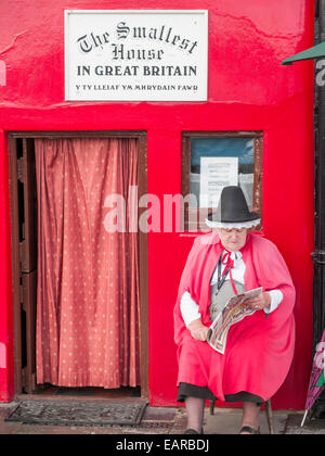 Das kleinste Haus in Großbritannien in Conwy Nord-Wales mit einer Frau-Keeper in traditionelles walisisches Kleid Stockfoto