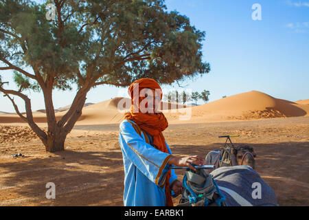 Ssmiling Kamel-Treiber in der Sahara in Marokko Stockfoto