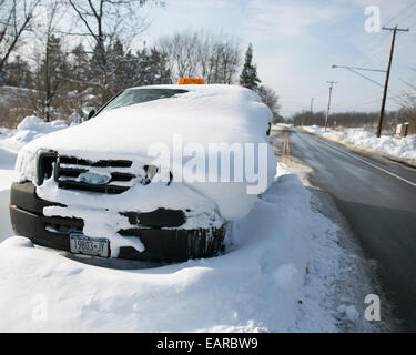 Buffalo, New York, USA. 19. November 2014. Lokale Behörden sagten, dass mehrere hundert Fahrzeuge wahrscheinlich auf Straßen in der Nähe von Buffalo, New York, USA, 19. November 2014 aufgegeben. Bis zu sechs Fuß Schnee fiel auf die Region Dienstag, Verseilung Dutzende der Autofahrer auf Fahrbahnen und Todesfälle verursachen. Foto: Mike Bradley/Dpa/Alamy Live News Stockfoto