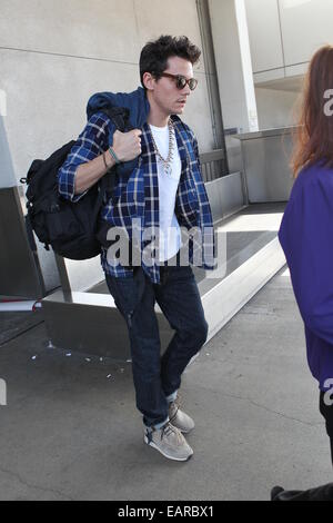 John Mayer am Los Angeles International Flughafen (LAX) mit: John Mayer wo: Los Angeles, California, Vereinigte Staaten von Amerika bei: 17. Mai 2014 Stockfoto