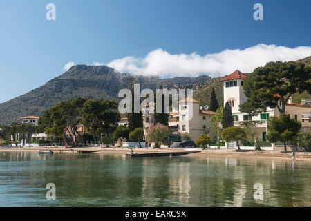 Blick auf die Stadt mit Strand und Berge, Port de Pollenca, Pollença, Serra de Tramuntana, Mallorca, Balearen, Spanien Stockfoto