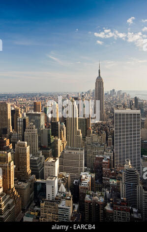 Blick auf Downtown Manhattan und das Empire State Building vom Rockefeller Center in Manhattan, New York City, New York Stockfoto