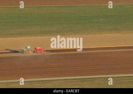 Traktor Pflügen der Felder im Frühling, Braunsberg, Hainburg eine der Donau, Niederösterreich, Österreich Stockfoto