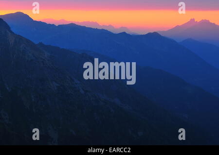 Blick auf die Bischofsmuetzen Gipfel, weit rechts vorbei ins Obertal im Abendlicht, Schladminger Tauern Bereich, Steiermark Stockfoto