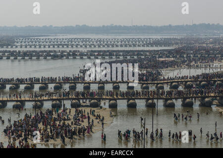 Viele Ponton-Brücken über den Fluss Ganges auf dem Gelände der Kumbha Mela, Allahabad, Uttar Pradesh, Indien Stockfoto