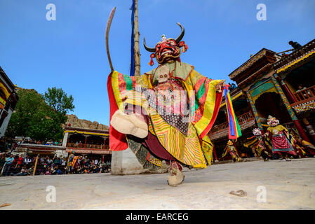 Mönch Durchführung ritueller Maskentanz, Geschichten aus der Frühzeit des Buddhismus, während Ladakh Hemis Festival, Hemis, beschreiben Stockfoto