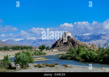 Stakna Gompa, gebaut auf einem Hügel hoch über dem Fluss Indus, Ladakh, Jammu und Kaschmir, Indien Stockfoto