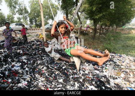 Kinder aus Bangladesh Swing aus einem Baum in Dhaka, Bangladesch ist eines der ärmsten Länder der Welt mit 40 Prozent der 144 Millionen Menschen, die von weniger als 1 Dollar am Tag. Stockfoto