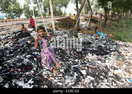 Kinder aus Bangladesh Swing aus einem Baum in Dhaka, Bangladesch ist eines der ärmsten Länder der Welt mit 40 Prozent der 144 Millionen Menschen, die von weniger als 1 Dollar am Tag. Stockfoto