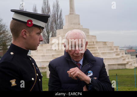 Coldstream Gardist Ashley Cole signalisiert den letzten Beitrag am Tyne Cot WW1 Friedhof in Belgien mit ehemaligen F1 World Champion John Su Stockfoto