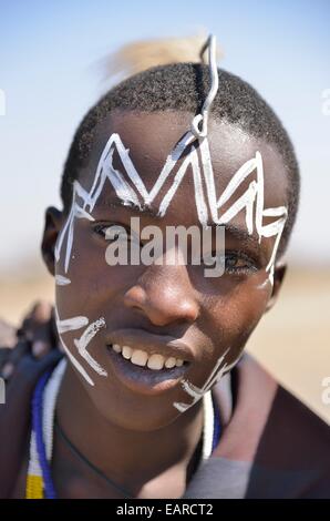 Junge Massai-Krieger mit einem gemalten Gesicht, Ngorongoro Conservation Area, Ndema, Tansania Stockfoto