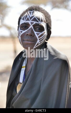 Junge Massai-Krieger mit einem gemalten Gesicht, Ngorongoro Conservation Area, Ndema, Tansania Stockfoto