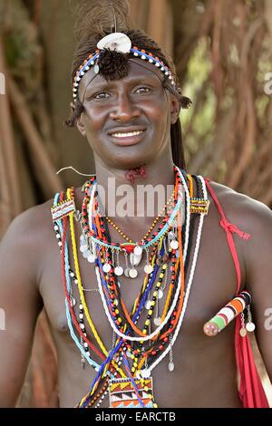 Massai-Krieger tragen traditionelle Kleidung, in der Nähe von Provinz Rift Valley Enkutoto, Masai Mara, Kenia Stockfoto