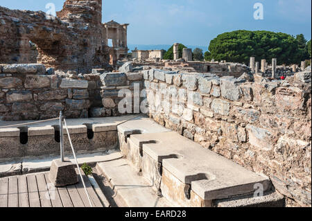 Öffentliche Toiletten, Latrinen, Ruinen von Ephesos, UNESCO-Weltkulturerbe, Selçuk, Provinz Izmir, Türkei Stockfoto