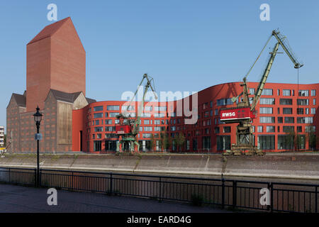 Nrw-Archiv, Archiv Turm der ehemaligen rwsg Lager, mit neu errichtete Gebäude mit einem gebogenen Fassade Stockfoto