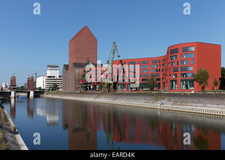 Nrw-Archiv, Archiv Turm der ehemaligen rwsg Lager, mit neu errichtete Gebäude mit einem gebogenen Fassade Stockfoto