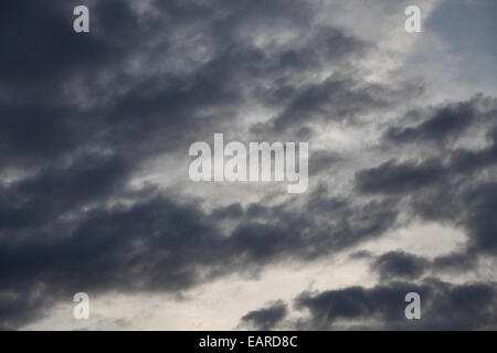 Gewitterwolken bilden im Sommer, die Sonne in Hampshire, England untergeht Stockfoto